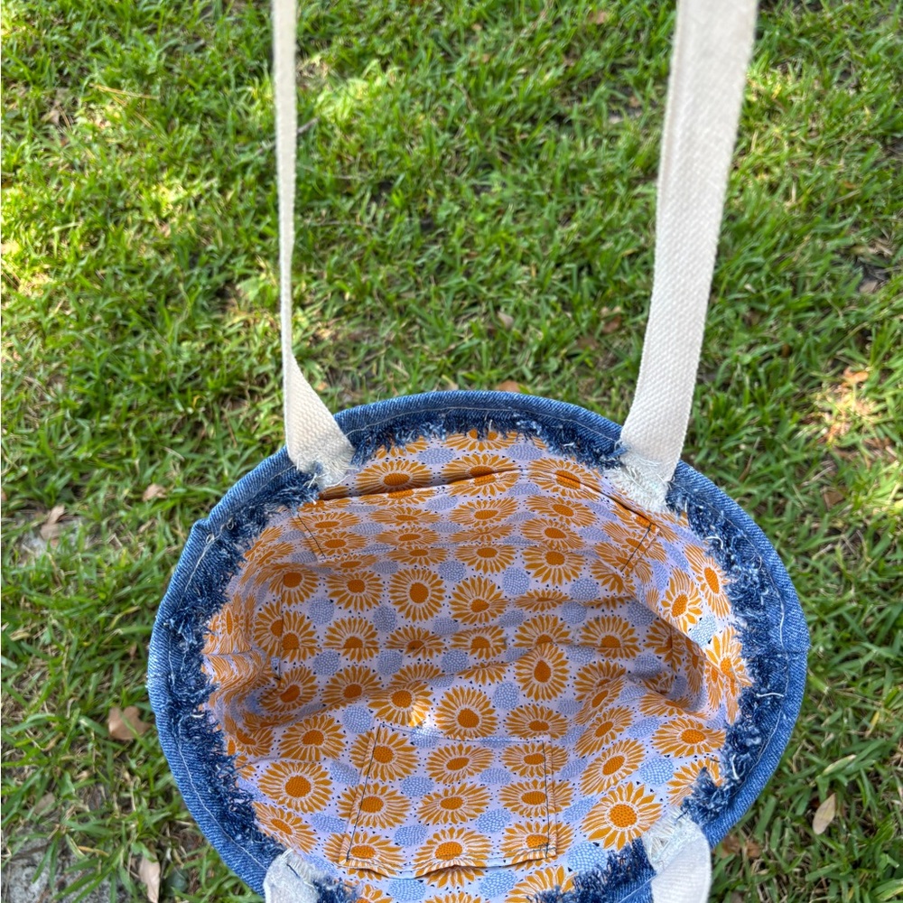 Chic Denim Tote with Lace and Daisy Accent - Picture 7 of 10